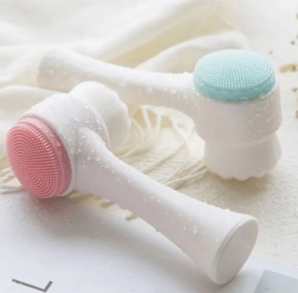 A Escova de Limpeza Facial 2 em 1 Massagem Skin Care combina limpeza profunda e massagem revitalizante para uma pele macia e saudável.