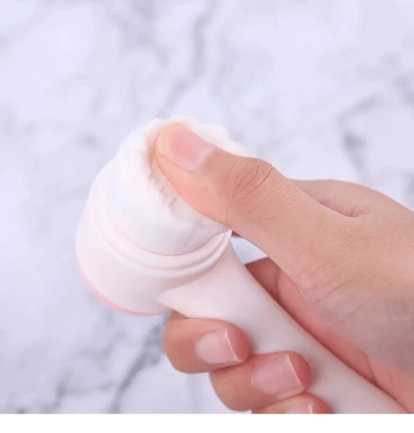 A Escova de Limpeza Facial 2 em 1 Massagem Skin Care combina limpeza profunda e massagem revitalizante para uma pele macia e saudável.