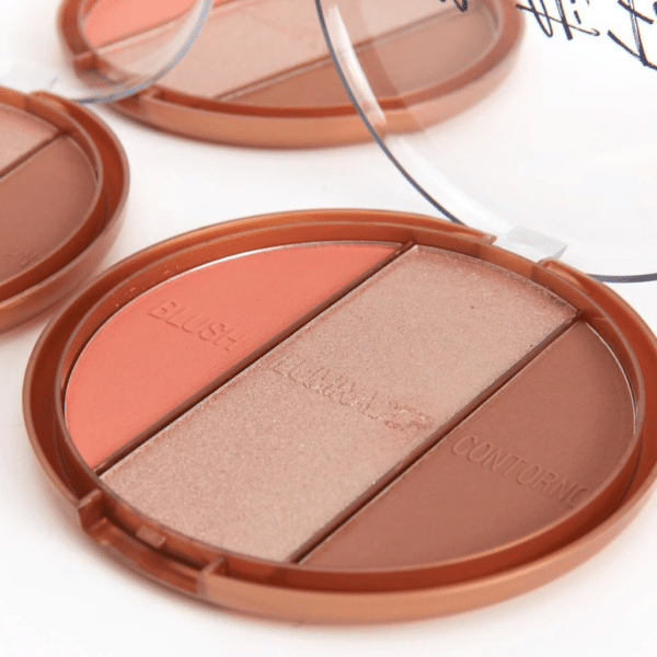 A Paleta Multi Face Febella reúne contorno, blush e iluminador em um único produto, garantindo praticidade e um acabamento impecável. Com alta pigmentação e textura aveludada, permite criar desde looks naturais até produções mais marcantes.