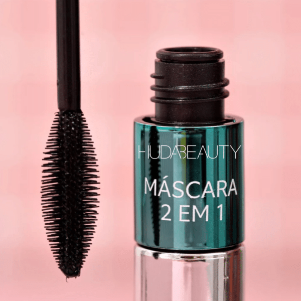 A Máscara para Cílios 2 em 1 à Prova d'Água Huda Beauty combina volume intenso, alongamento e curvatura impecável. Com dois aplicadores inovadores, permite criar desde um efeito natural até um olhar dramático e marcante. Sua fórmula resistente à água garante longa duração sem borrar ou esfarelar. Perfeita para realçar os cílios com definição e elegância o dia todo!