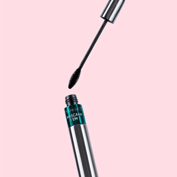 A Máscara para Cílios 2 em 1 à Prova d'Água Huda Beauty combina volume intenso, alongamento e curvatura impecável. Com dois aplicadores inovadores, permite criar desde um efeito natural até um olhar dramático e marcante. Sua fórmula resistente à água garante longa duração sem borrar ou esfarelar. Perfeita para realçar os cílios com definição e elegância o dia todo!