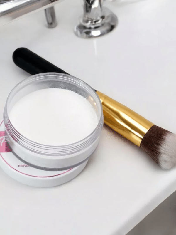 O Prime Fenzza Pó Solto proporciona um acabamento suave e matte, ideal para controlar a oleosidade e fixar a maquiagem por mais tempo. Sua textura fina ajuda a minimizar os poros e a deixar a pele com aparência natural e aveludada. Compacto e prático, é perfeito para retoques rápidos ao longo do dia, garantindo uma pele sem brilho e com acabamento impecável. Ideal para todos os tipos de pele, oferecendo um resultado duradouro e de alta qualidade.