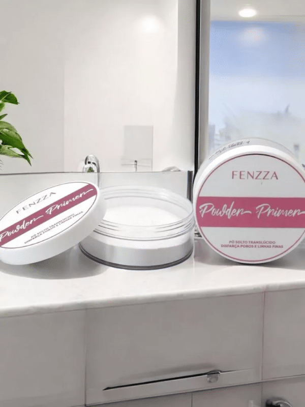O Prime Fenzza Pó Solto proporciona um acabamento suave e matte, ideal para controlar a oleosidade e fixar a maquiagem por mais tempo. Sua textura fina ajuda a minimizar os poros e a deixar a pele com aparência natural e aveludada. Compacto e prático, é perfeito para retoques rápidos ao longo do dia, garantindo uma pele sem brilho e com acabamento impecável. Ideal para todos os tipos de pele, oferecendo um resultado duradouro e de alta qualidade.