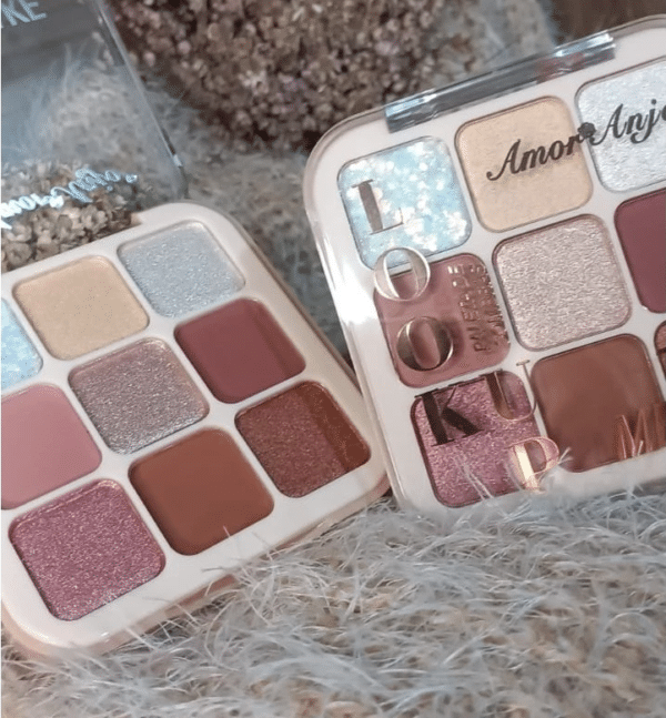 A Máscara para Cílios 2 em 1 à Prova d'Água Huda Beauty combina volume intenso, alongamento e curvatura impecável. Com dois aplicadores inovadores, permite criar desde um efeito natural até um olhar dramático e marcante. Sua fórmula resistente à água garante longa duração sem borrar ou esfarelar. Perfeita para realçar os cílios com definição e elegância o dia todo!