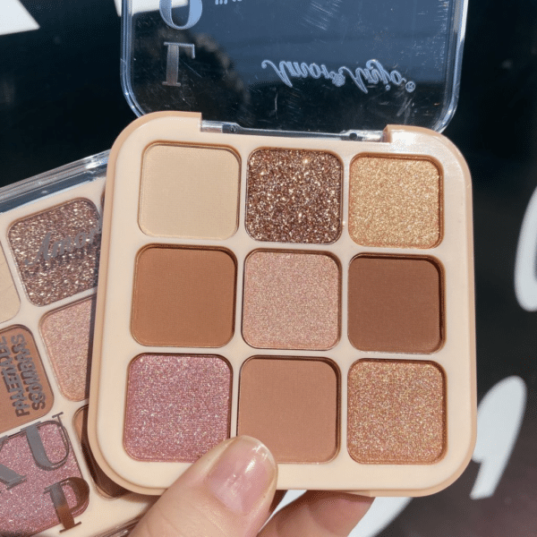 A Paleta de Sombras Lookup Amor Anjo 9 Cores é perfeita para quem busca versatilidade e alta qualidade na maquiagem. Com tons vibrantes e neutros, oferece acabamentos opaco, cintilante e metálico, garantindo pigmentação intensa e longa duração. Sua textura macia facilita o esfumado, permitindo criar desde looks suaves até produções impactantes. Compacta e prática, é indispensável para realçar sua beleza em qualquer ocasião!