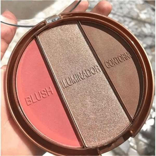A Paleta Multi Face Febella reúne contorno, blush e iluminador em um único produto, garantindo praticidade e um acabamento impecável. Com alta pigmentação e textura aveludada, permite criar desde looks naturais até produções mais marcantes.