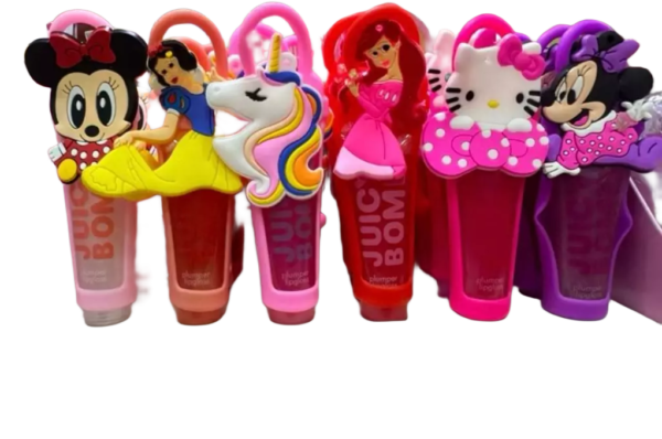 Experimente o Lip Gloss Juicy Bomb Personagens e transforme seu visual com muito brilho e hidratação! Com uma textura leve e não pegajosa, ele proporciona um efeito espelhado deslumbrante enquanto mantém seus lábios macios e nutridos.