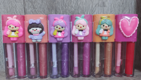 Brilho Labial Infantil 2 em 1 Glitter e Batom - Lua & Neve | Maquiagem infantil segura e divertida! Com efeito 2 em 1, oferece cor suave e brilho cintilante