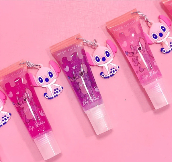 O Lip Gloss Lilo & Stitch oferece brilho radiante e hidratação profunda para os lábios, com a magia do querido personagem Stitch. Sua fórmula leve e não pegajosa garante lábios macios e hidratados o dia todo, enquanto o brilho duradouro proporciona um toque luminoso e natural.