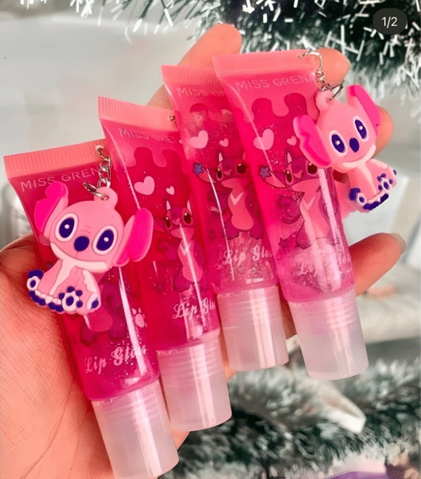 O Lip Gloss Lilo & Stitch oferece brilho radiante e hidratação profunda para os lábios, com a magia do querido personagem Stitch. Sua fórmula leve e não pegajosa garante lábios macios e hidratados o dia todo, enquanto o brilho duradouro proporciona um toque luminoso e natural.