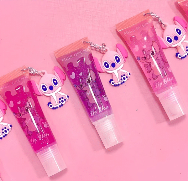 O Lip Gloss Lilo & Stitch oferece brilho radiante e hidratação profunda para os lábios, com a magia do querido personagem Stitch. Sua fórmula leve e não pegajosa garante lábios macios e hidratados o dia todo, enquanto o brilho duradouro proporciona um toque luminoso e natural.