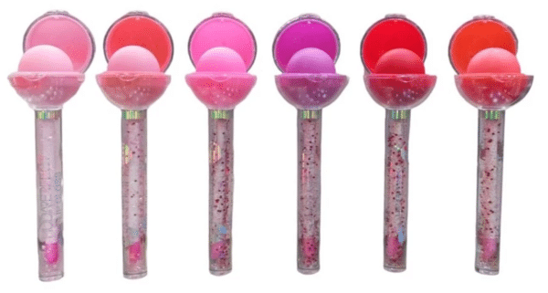O Lip Gloss Lip Balm Pirulito - Huda Perfect combina brilho intenso, hidratação profunda e um sabor irresistível de pirulito! Com uma fórmula enriquecida com manteiga de karité, óleo de jojoba e vitamina E