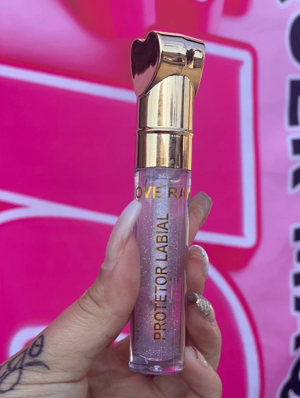 O Protetor Labial Love Rain Brilho Labial oferece hidratação intensa e proteção contra o ressecamento, mantendo seus lábios macios e suaves o dia todo.