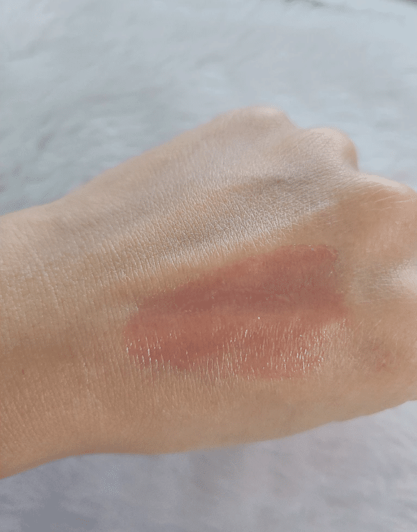 O Protetor Labial Love Rain Brilho Labial oferece hidratação intensa e proteção contra o ressecamento, mantendo seus lábios macios e suaves o dia todo.