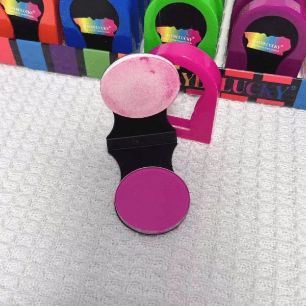 A Tinta de Cabelo Temporária Chalk oferece cores vibrantes e intensas para transformar seu visual instantaneamente!