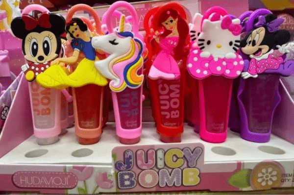 Experimente o Lip Gloss Juicy Bomb Personagens e transforme seu visual com muito brilho e hidratação! Com uma textura leve e não pegajosa, ele proporciona um efeito espelhado deslumbrante enquanto mantém seus lábios macios e nutridos.