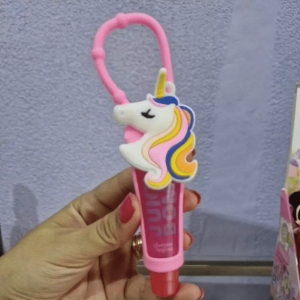 Experimente o Lip Gloss Juicy Bomb Personagens e transforme seu visual com muito brilho e hidratação! Com uma textura leve e não pegajosa, ele proporciona um efeito espelhado deslumbrante enquanto mantém seus lábios macios e nutridos.