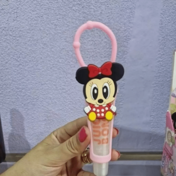 Experimente o Lip Gloss Juicy Bomb Personagens e transforme seu visual com muito brilho e hidratação! Com uma textura leve e não pegajosa, ele proporciona um efeito espelhado deslumbrante enquanto mantém seus lábios macios e nutridos.