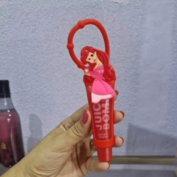 Experimente o Lip Gloss Juicy Bomb Personagens e transforme seu visual com muito brilho e hidratação! Com uma textura leve e não pegajosa, ele proporciona um efeito espelhado deslumbrante enquanto mantém seus lábios macios e nutridos.