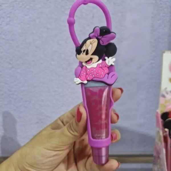 Experimente o Lip Gloss Juicy Bomb Personagens e transforme seu visual com muito brilho e hidratação! Com uma textura leve e não pegajosa, ele proporciona um efeito espelhado deslumbrante enquanto mantém seus lábios macios e nutridos.