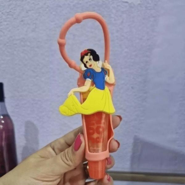 Experimente o Lip Gloss Juicy Bomb Personagens e transforme seu visual com muito brilho e hidratação! Com uma textura leve e não pegajosa, ele proporciona um efeito espelhado deslumbrante enquanto mantém seus lábios macios e nutridos.