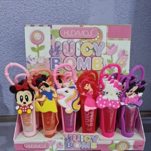 Experimente o Lip Gloss Juicy Bomb Personagens e transforme seu visual com muito brilho e hidratação! Com uma textura leve e não pegajosa, ele proporciona um efeito espelhado deslumbrante enquanto mantém seus lábios macios e nutridos.